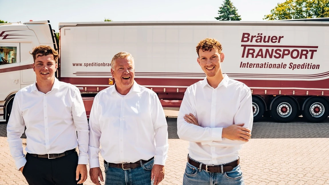 Familie Bräuer vor LKW